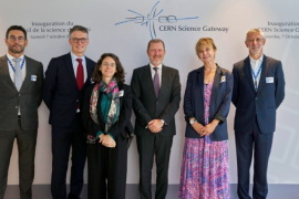 De gauche à droite : M. Frank Duhamel, conseiller à la RP Belge, M. Benoit Delille, CERN, Mme Sharon Weinblum, Délégué générale, M. Marc Pecsteen, Représentant permanent de Belgique, Mme. Véronique Halloin, SG FRS-FNRS, M. Dirk Ryckbosch, U Gent Lancement du Portail de la science du CERN