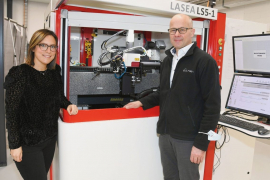 Son CEO pour la Suisse, Anton Vogel Meylan et Violette Marbehant, Marketing Manager chez LASEA, posent avec grande fierté devant une des machines à laser femtoseconde. Son CEO pour la Suisse, Anton Vogel Meylan et Violette Marbehant, Marketing Manager chez LASEA, posent avec grande fierté devant une des machines à laser femtoseconde.